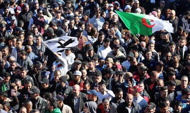 Cezayir'de Buteflika karşıtı protestoya müdahale
